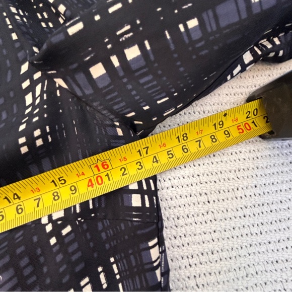 Tory Burch Women’s Size 0 Jayden Navy Black White Abstract Silk Blouse Top Work - Picture 8 of 10